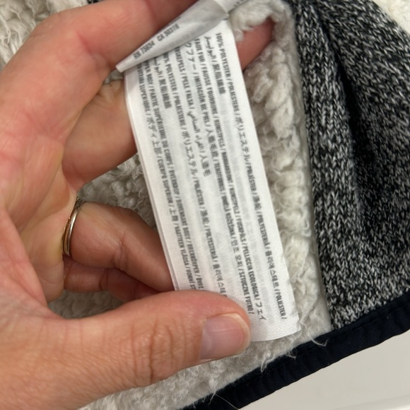 Abercrombie & Fitch Sherpa Lined Knit and Quilted Vest - Picture 6 of 8